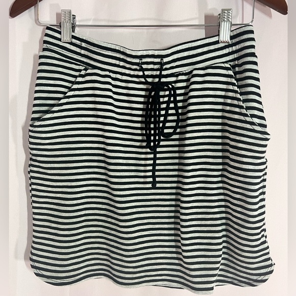 Mini skirt black and light grey striped with pockets stretchy. Made by ReneeC - Picture 6 of 7